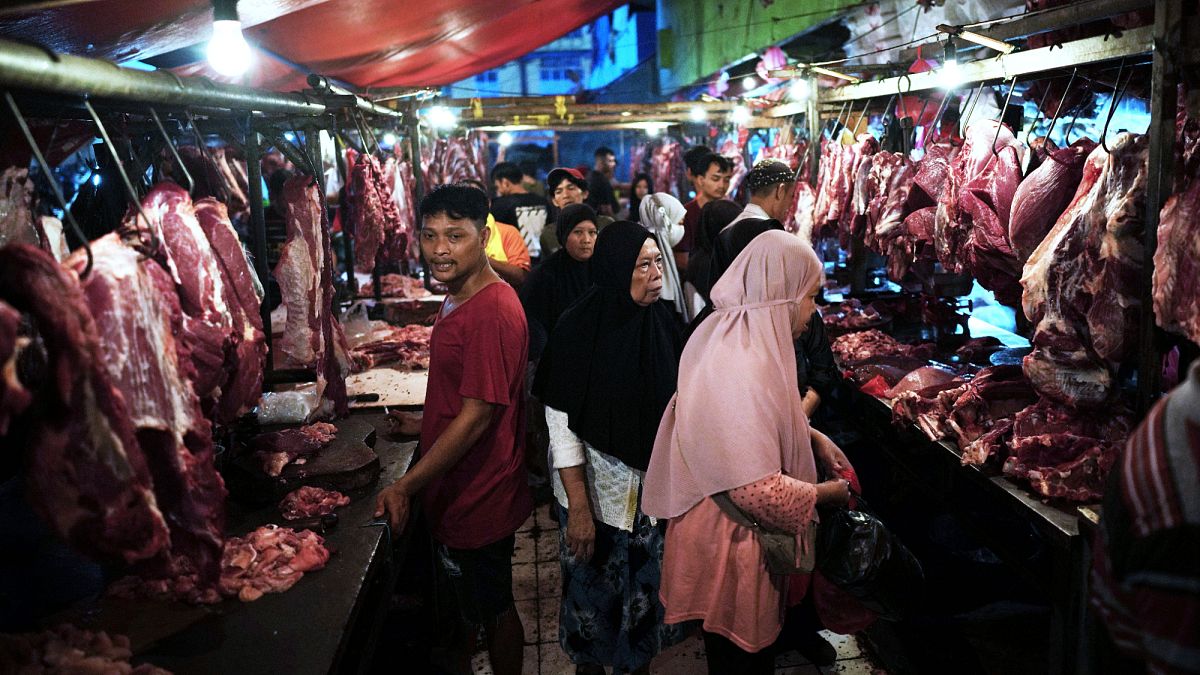رمضان في إندونيسيا: إقبال كثيف على الأسواق الشعبية قبيل العيد
