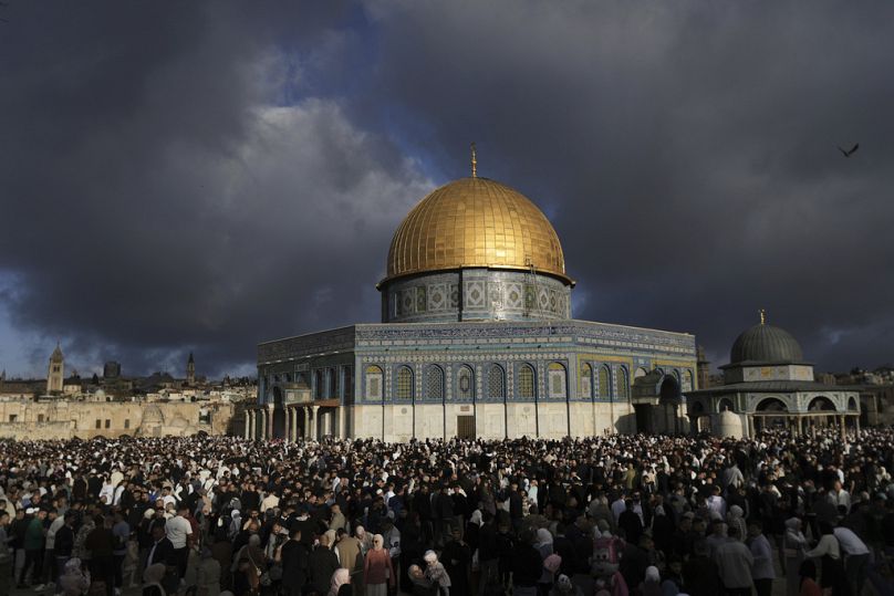فلسطينيون يشاركون في احتفالات عيد الفطر قرب مصلّى قبة الصخرة داخل باحة المسجد الأقصى في البلدة القديمة بالقدس، صباح الأحد 30 آذار/مارس 2025. 