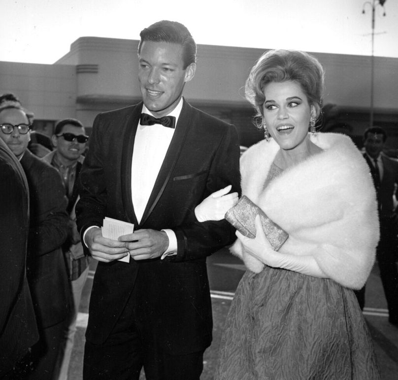 Aktor Richard Chamberlain (po lewej) i aktorka Jane Fonda przybywają na rozdanie nagród Akademii Telewizyjnej w Hollywood w Kalifornii, 26 maja 1962 r.