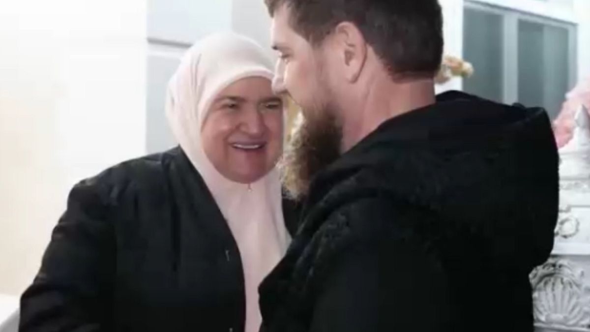 احتفالات عيد الفطر في روسيا والشيشان: صلوات حاشدة وقديروف يستهل العيد بزيارة والدته