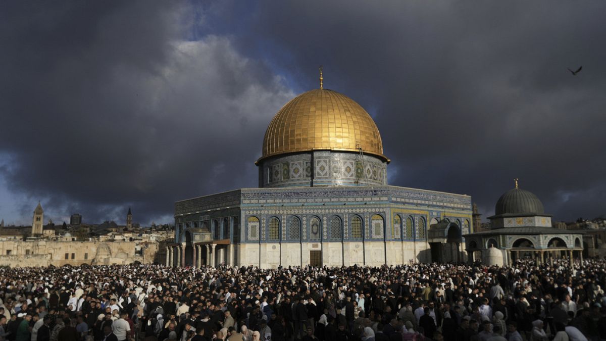 عشرات الآلاف يتوافدون إلى المسجد الأقصى لأداء صلاة العيد وسط أجواء مشحونة بالحزن بفعل الحرب على غزة