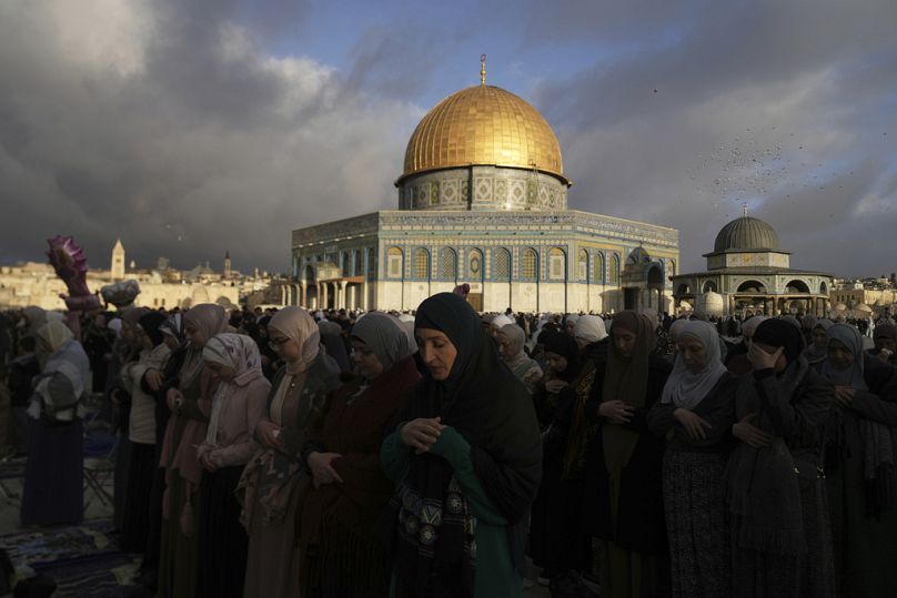 نساء فلسطينيات يؤدين صلاة عيد الفطر قرب قبة الصخرة في باحة المسجد الأقصى بمدينة القدس القديمة، يوم الأحد 30 آذار/ مارس 2025.