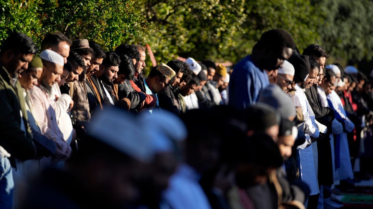 آلاف المسلمين يؤدون صلاة عيد الفطر في ساحات لشبونة