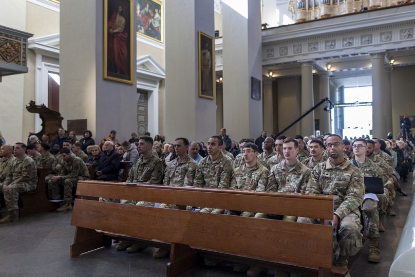 Des soldats américains assistent à une messe en l'honneur des quatre soldats américains disparus près de Pabradė, à la cathédrale de Vilnius, Lituanie