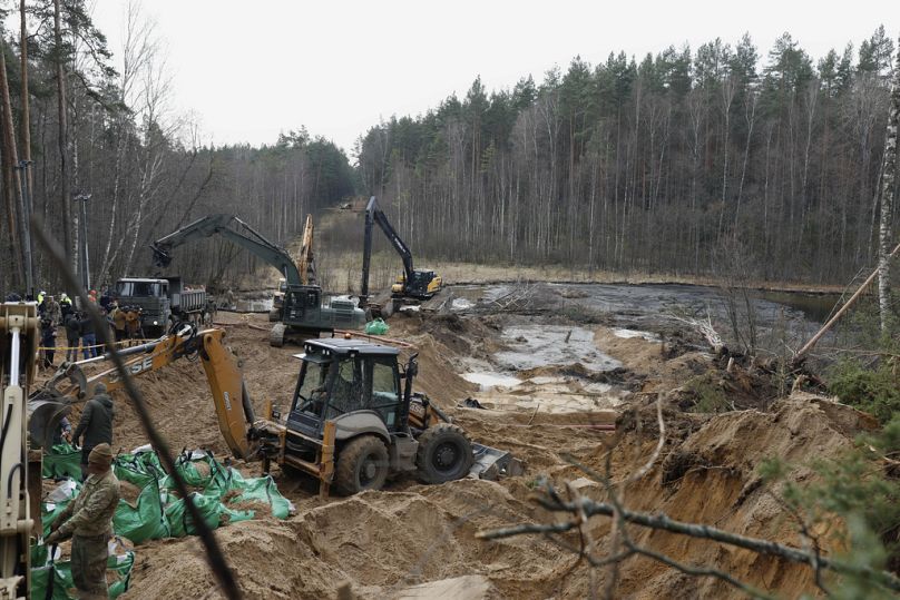 Trudna operacja wydobycia cięzkiego pojazdu wojskowego Hercules