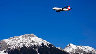 هواپیما در حال نزدیک شدن به فرودگاه اینسبروک اتریش از فراز کوههای آلپ