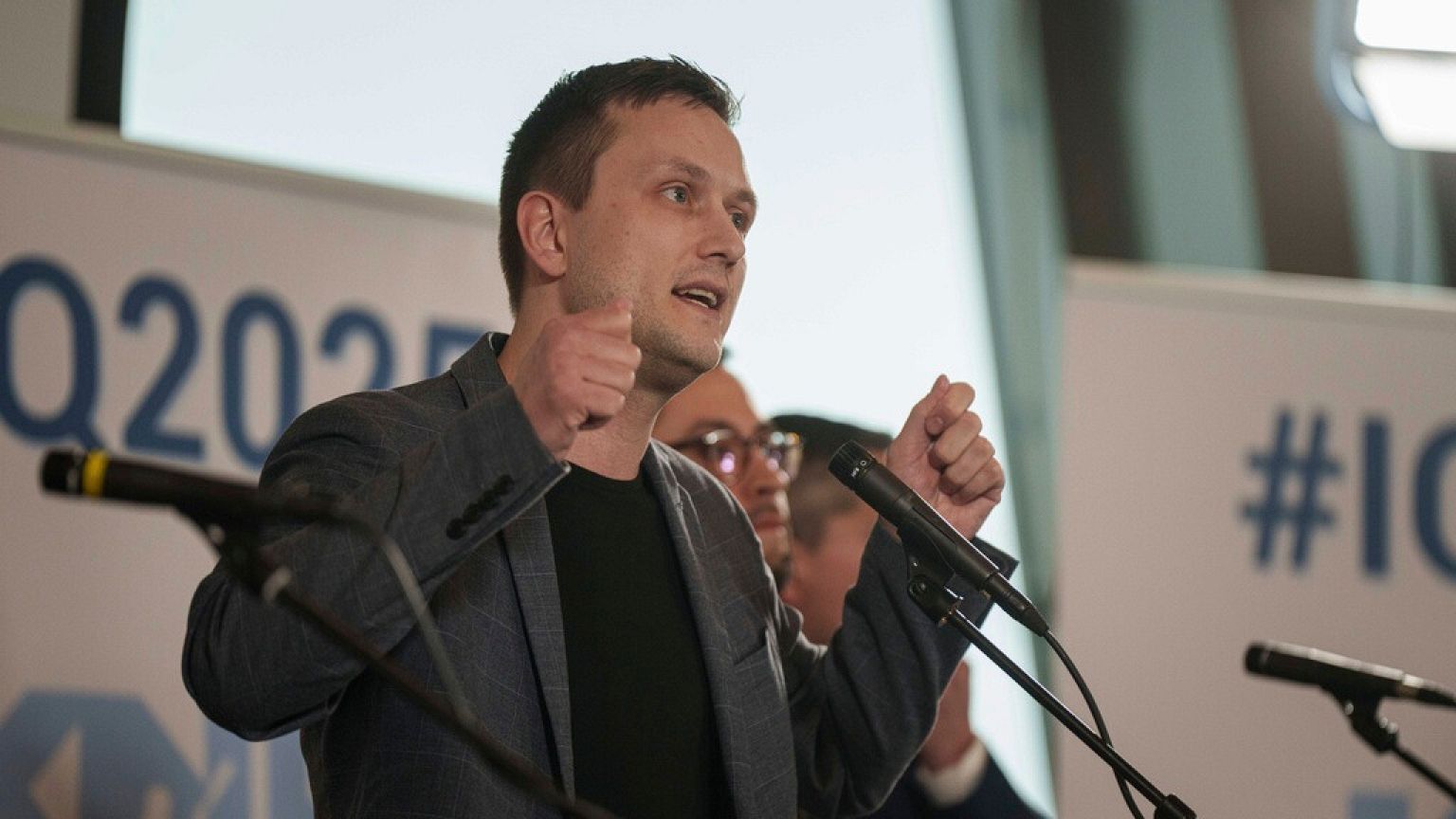 Jens-Frederik Nielsen, líder del partido Demokraatit, participa en un debate televisivo antes de las próximas elecciones en Nuuk, Groenlandia, 8 de marzo de 2025.
