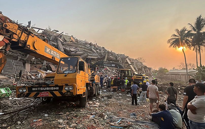 Les sauveteurs travaillent au Sky Villa Condo qui s'est effondré lors du tremblement de terre de vendredi à Mandalay, en Birmanie, le dimanche 30 mars 2025.