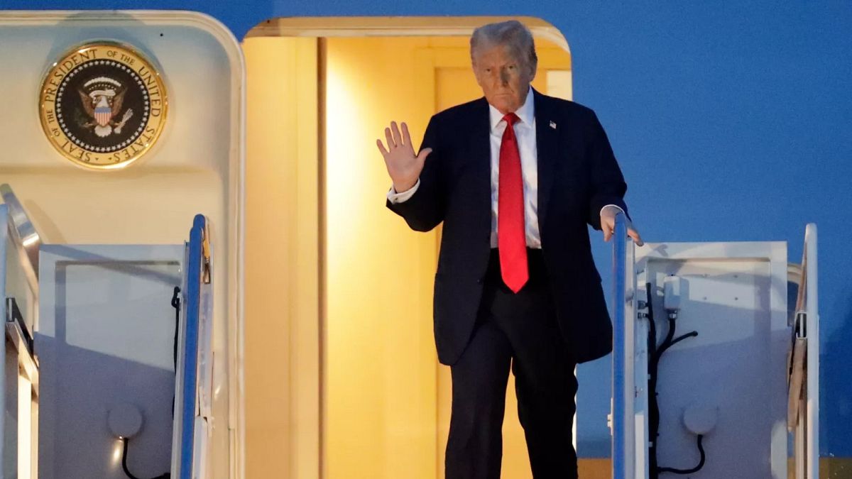 Trump asegura que plantea presentarse a un tercer mandato a pesar del  límite de dos | Euronews