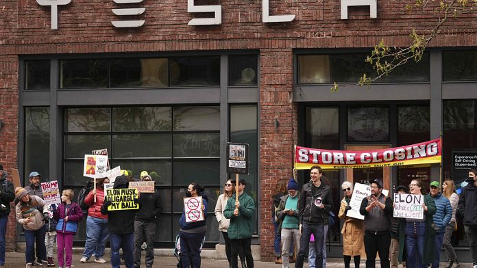 Incendio in un concessionario Tesla a Roma: 17 auto in fiamme, non si esclude il dolo