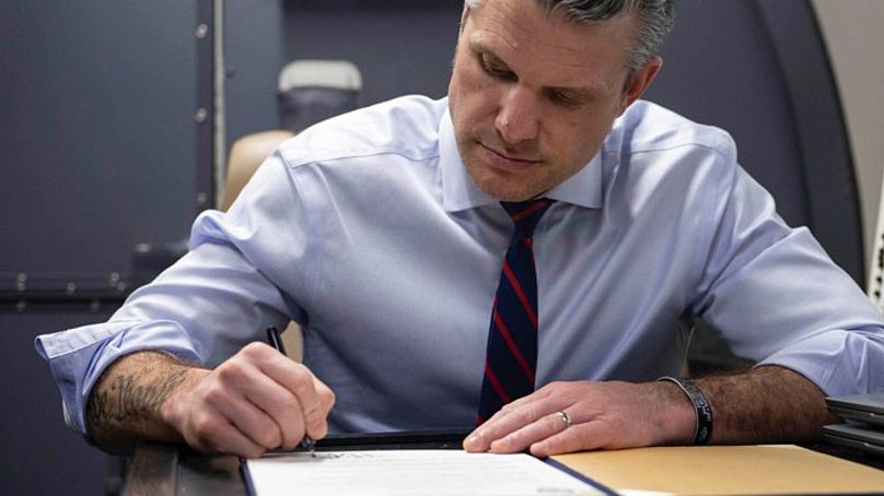Hegseth aláírja a rendelkezést
