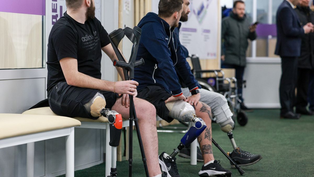 „Ha már nincs segély, kaphatok legalább egy papagájt a vállamra?” – kérdezi az amputált orosz katona