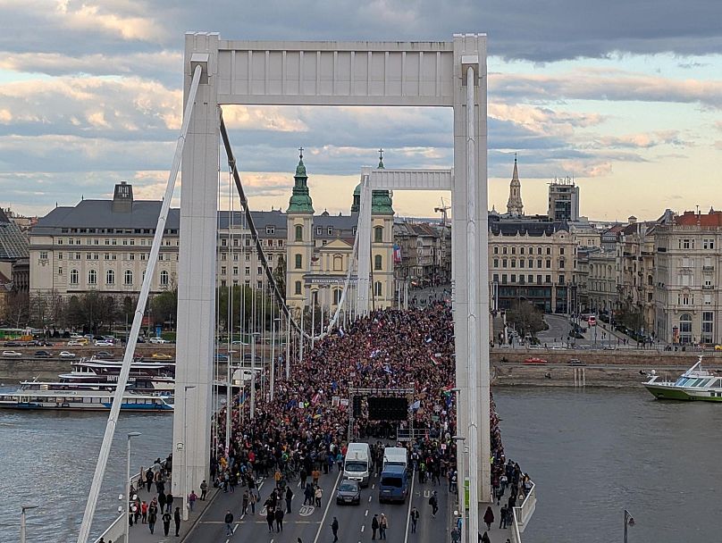 Tüntetők az Erzsébet-hídon 2025. április 1-én
