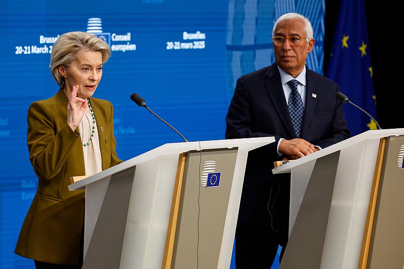 Przewodnicząca Komisji Europejskiej Ursula von der Leyen i przewodniczący Rady Europejskiej Antonio Costa przemawiają na konferencji prasowej