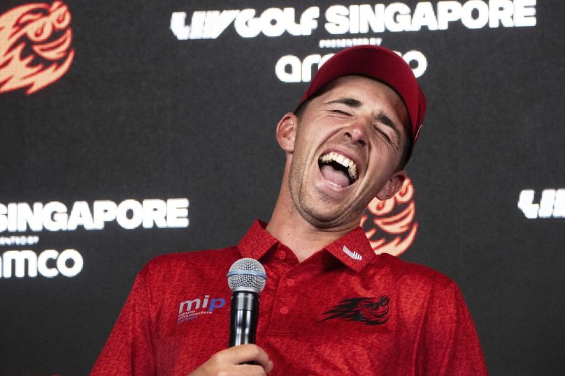 Golfista David Puig rozbawiony na konferencji prasowej