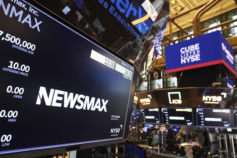 شاشة تعرض شعار Newsmax داخل قاعة التداول في بورصة نيويورك، نيويورك، الاثنين 31 آذار/ مارس 2025. 