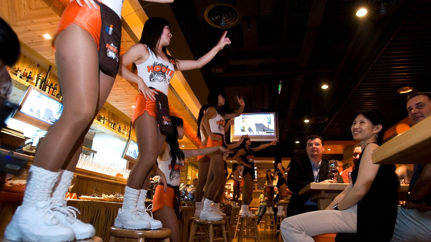 End of bikini nights? US restaurant chain Hooters files for bankruptcy