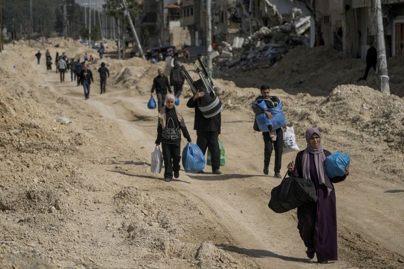 سكان مخيم نور شمس للاجئين في الضفة الغربية يغادرون منازلهم، مع تواصل العملية العسكرية الإسرائيلية في المنطقة، الأربعاء 5 آذار/ مارس 2025. 