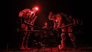 Militares ucranianos fixam uma bomba num drone de ataque Vampire, na linha da frente perto de Chasiv Yar, região de Donetsk, Ucrânia, segunda-feira, 31 de março de 2025,