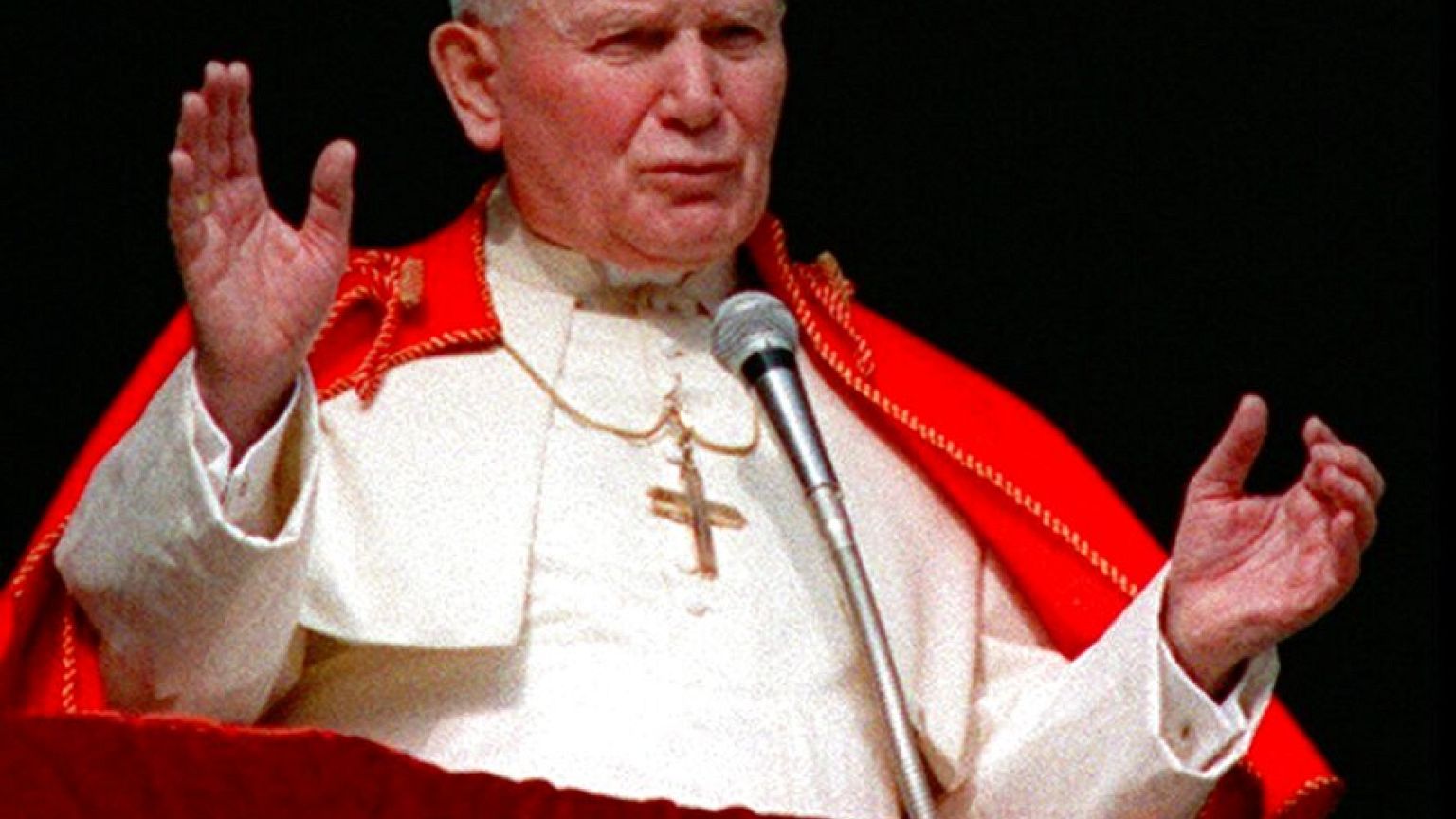 Venti anni fa la morte di Giovanni Paolo II, il Papa pellegrino | Euronews
