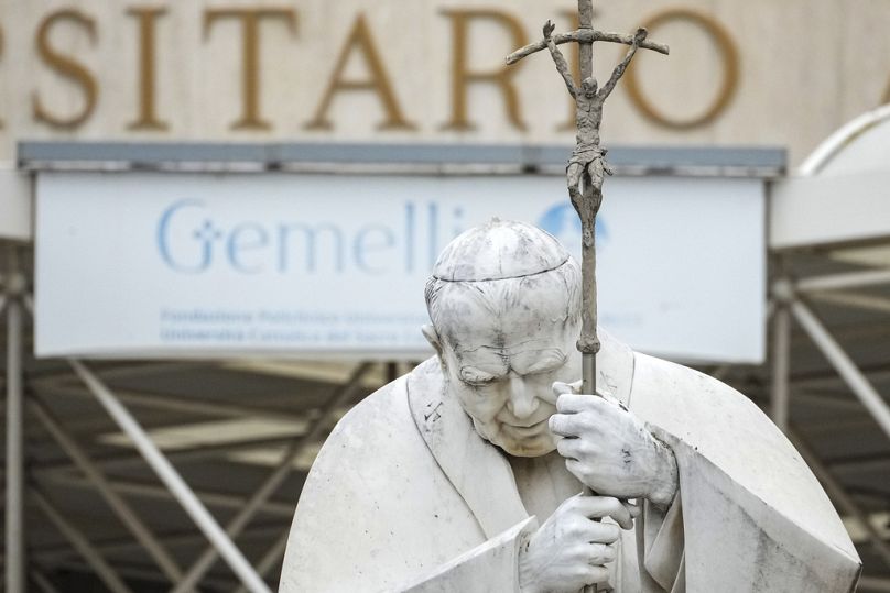 II. János Pál szobra a Gemelli klinika előtt a Vatikánban