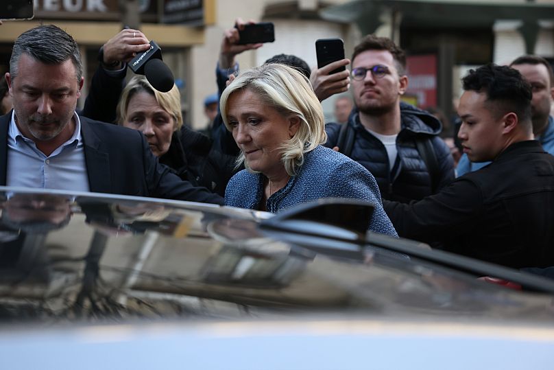 Marine Le Pen opuszcza siedzibę Zgromadzenia Narodowego w Paryżu po tym, jak francuski sąd skazał jej Pen za defraudację, 31 marca 2025 r.