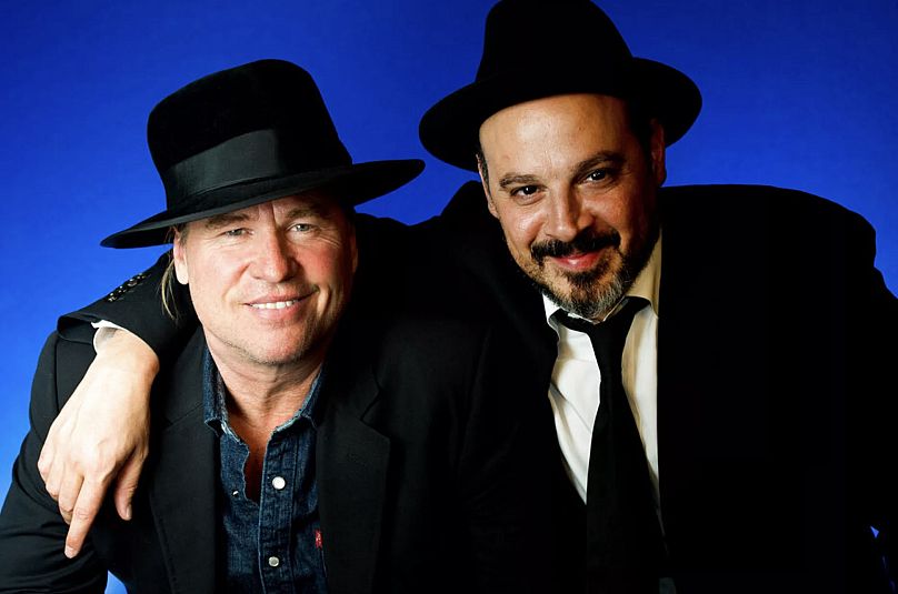 Oyuncu Val Kilmer (solda) ve yapımcı Eddy Moretti poz veriyor, 24 Nisan 2012.