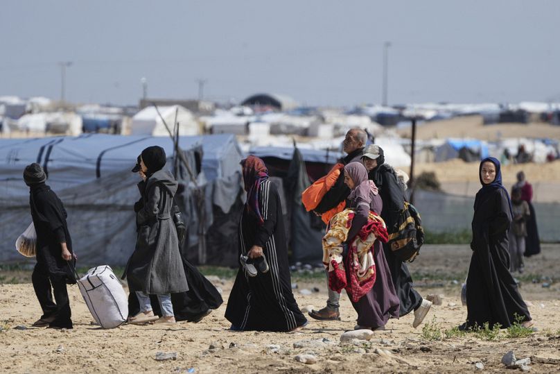  نازحون فلسطينيون يصلون إلى خان يونس، غزة، يوم الأحد، 23 مارس/آذار 2025.