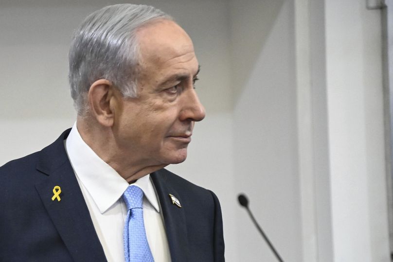 Der israelische Ministerpräsident Benjamin Netanjahu am Prozess gegen ihn wegen Korruption vor dem Bezirksgericht in Tel Aviv, Israel, 2. April 2025.