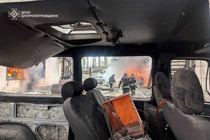 des pompiers éteignent un incendie suite à une attaque de missiles russes à Kryvyi Rih