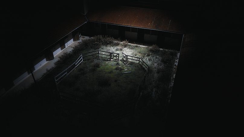The Absence of your Body has Shaped the Spectacles of our Past 2025, Δικάναλη βίντεο εγκατάσταση, έγχρωμη, ήχος, 12'