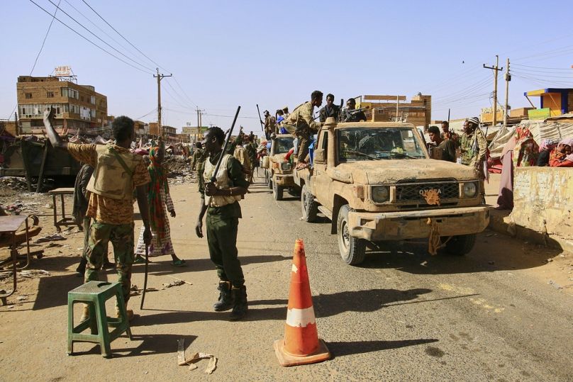 جنود يصلون إلى منطقة استعادها الجيش السوداني من قوات الدعم السريع، على بُعد 40 كيلومترًا جنوب الخرطوم، في 27 مارس 2025.