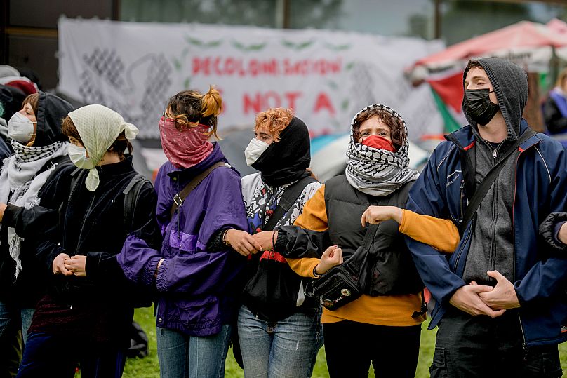 Uczestnicy są widziani podczas propalestyńskiej demonstracji zorganizowanej przez grupę „Student Coalition Berlin”. 