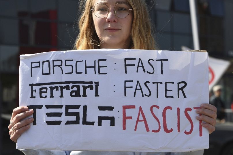A Tesla ellenes megmozdulás egyik részvevője Londonban, 2025. március 29-én