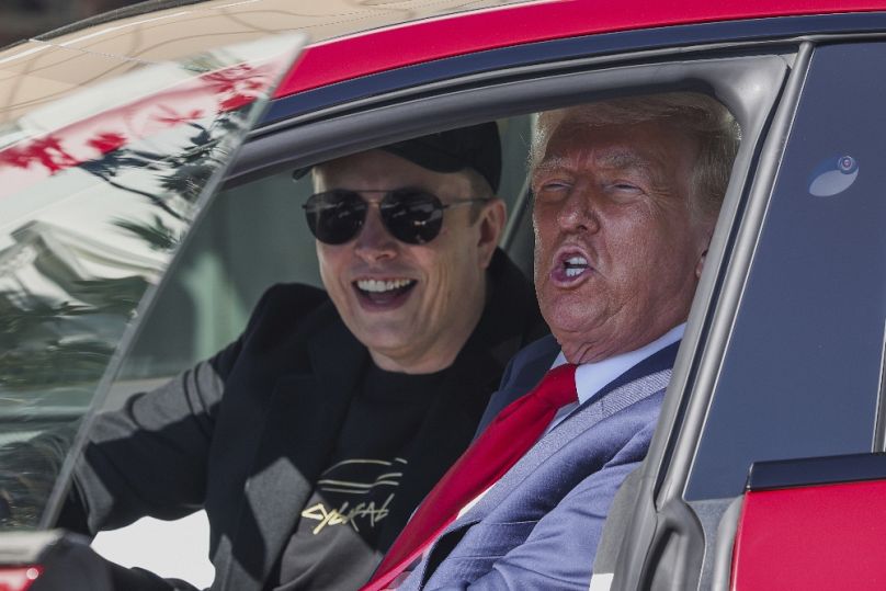 Elon Musk és Donald Trump a Tesla S-ben, a Fehér Ház előtt, 2025. március 11-én