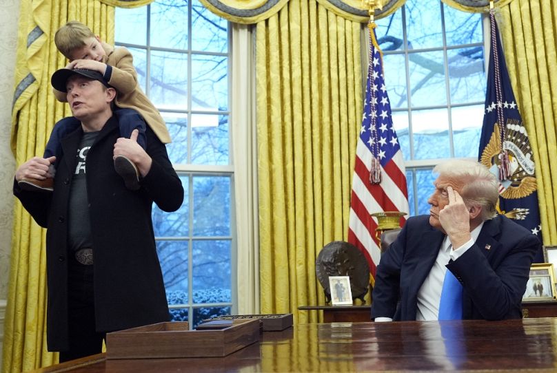 Elon Musk a fiával, X Æ A-Xii-vel az Ovális Irodában, 2025 februárjában