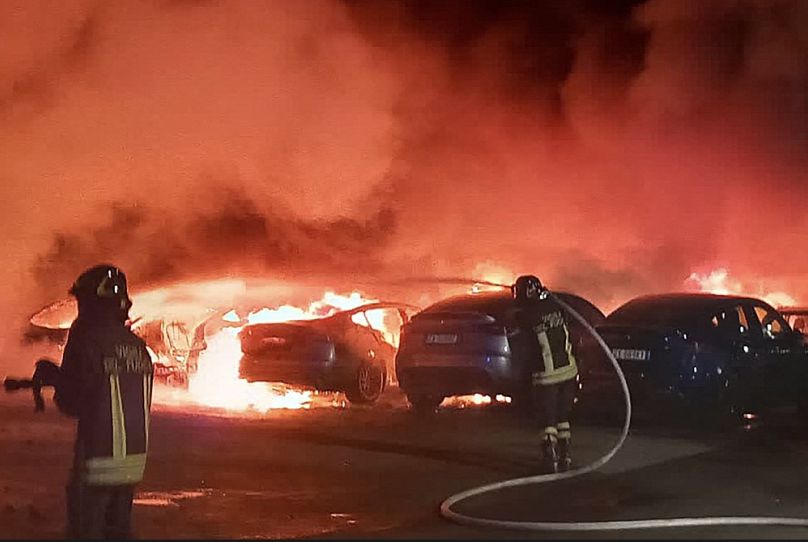 Tizenhét Teslát gyújtottak fel Rómában, 2025. március 31-én