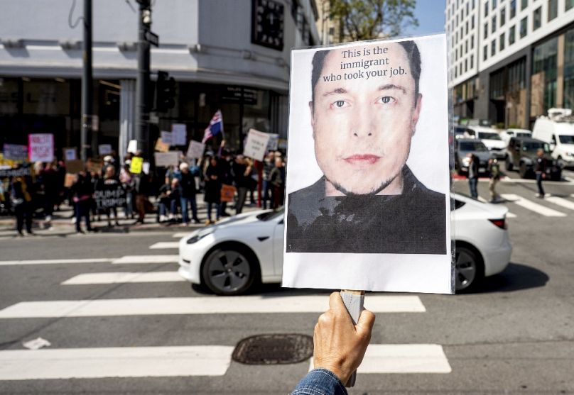 Egy tiltakozó Elon Musk fotójával San Franciscóban, 2025. március 29-én