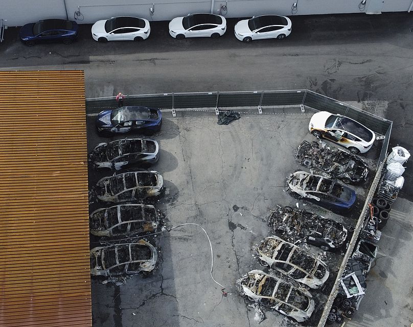 Néhány Tesla elszenesedett maradványa Rómában, 2025. március 31-én