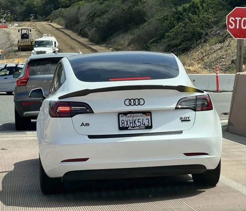 Egy kaliforniai Tesla 3 az Audi márkajelzésével