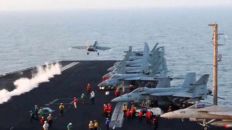 F-18 Hornet vadászgép startol  a USS Harry S Truman fedélzetéről