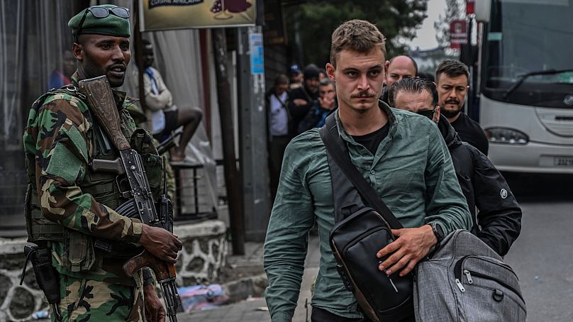 Az M23 felkelő csoport fogságába esett román zsoldosok a Kongói Demokratikus Köztársaságban, 2025 január 29-én.