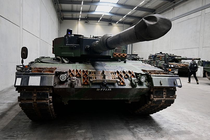 Un char allemand Leopard 2 sur une chaîne de production