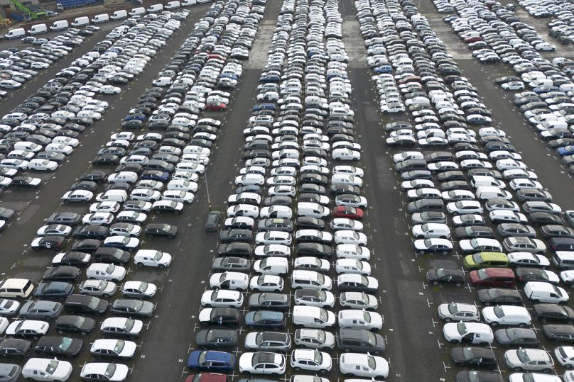 Des milliers de voitures neuves de constructeurs automobiles allemands stationnent dans un centre logistique à Essen, Allemagne, en novembre 2024.