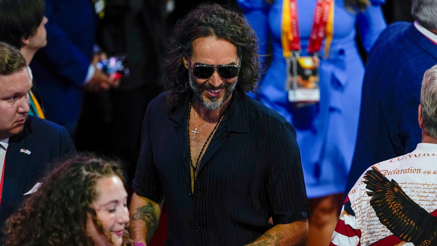 İngiliz polisi, komedyen Russell Brand'i tecavüz ve cinsel saldırıyla  suçladı | Euronews