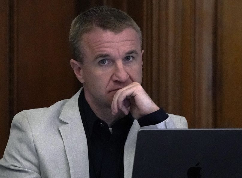 Aidan Kearney a sajtónak fenntartott páholyból figyelte az első tárgyalást, 2024. május 10-én