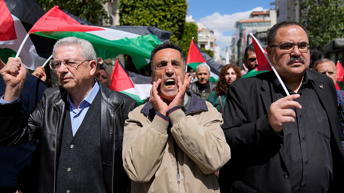 مسيرة في رام الله تندد بالحرب الإسرائيلية وتدعو لتوحيد الصف الفلسطيني