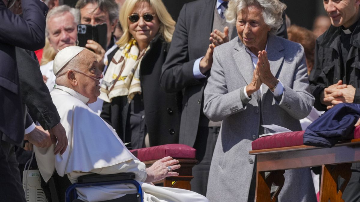 Le pape en "invité surprise" lors de la messe place Saint-Pierre : "Merci du fond du cœur"