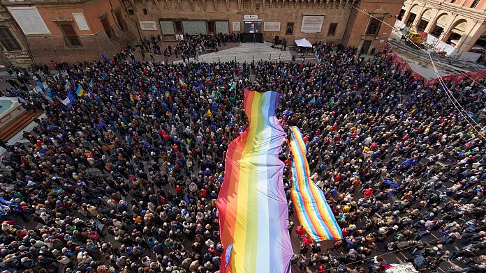 In migliaia a Bologna per l'Europa unita, Prodi difende il Manifesto di Ventotene
