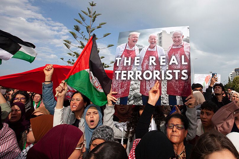 Manifestation devant l'ambassade des États-Unis pour condamner les actions militaires à Gaza, au Yémen et en Syrie, le samedi 5 avril 2025 à Tunis, en Tunisie